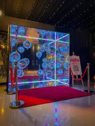 Cabina espejada con esferas reflectantes, luces RGB y alfombra roja