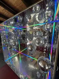 Cabina espejada iluminada en un salón
