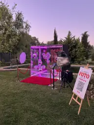 Cabina espejada con luces rosa al atardecer