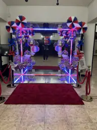 Cabina personalizada con globos rosas y violetas en un salón