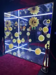 Cabina personalizada con decoración amarilla y luces azules