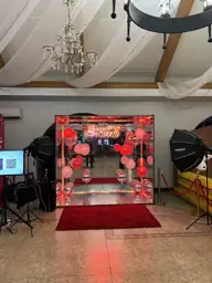 Cabina personalizada con globos rojos en un salón