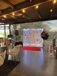Cabina personalizada con detalles decorativos y luces cálidas
