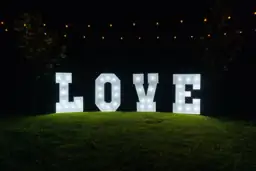 Vista frontal de las letras LOVE Vintage con luces blancas