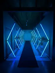 Túnel LED Pixel azul con alfombra roja, orientado según el original