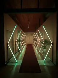 Túnel LED Pixel con iluminación verde y cálida