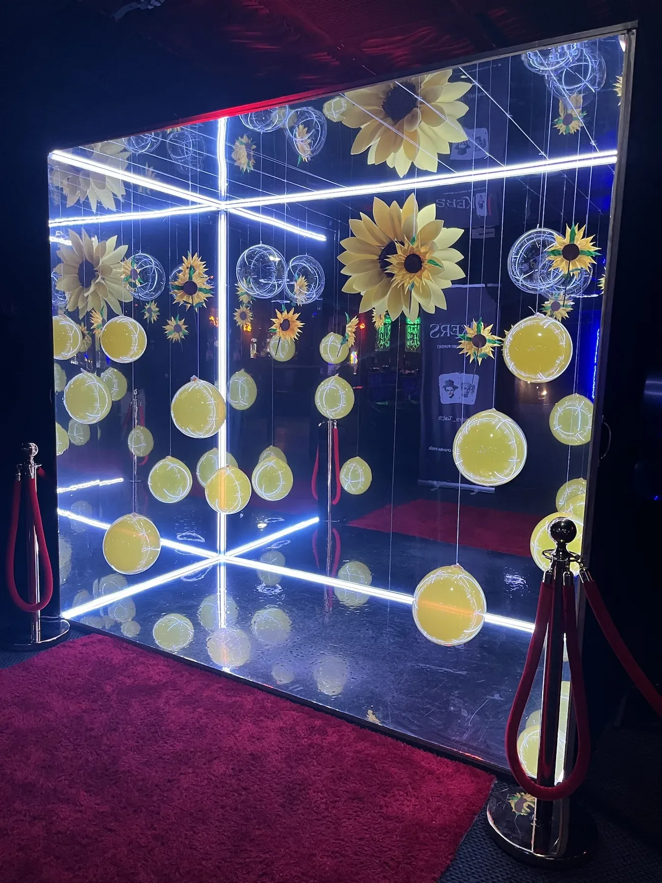 Cabina personalizada con decoración amarilla y luces azules