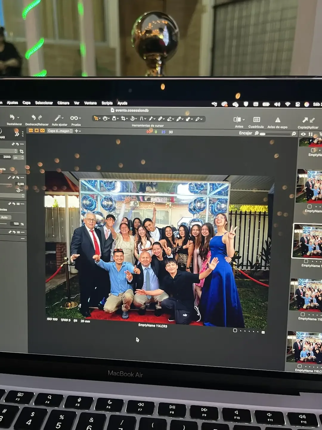 Pantalla de trabajo con una fotografía de invitados en la Cabina Espejada