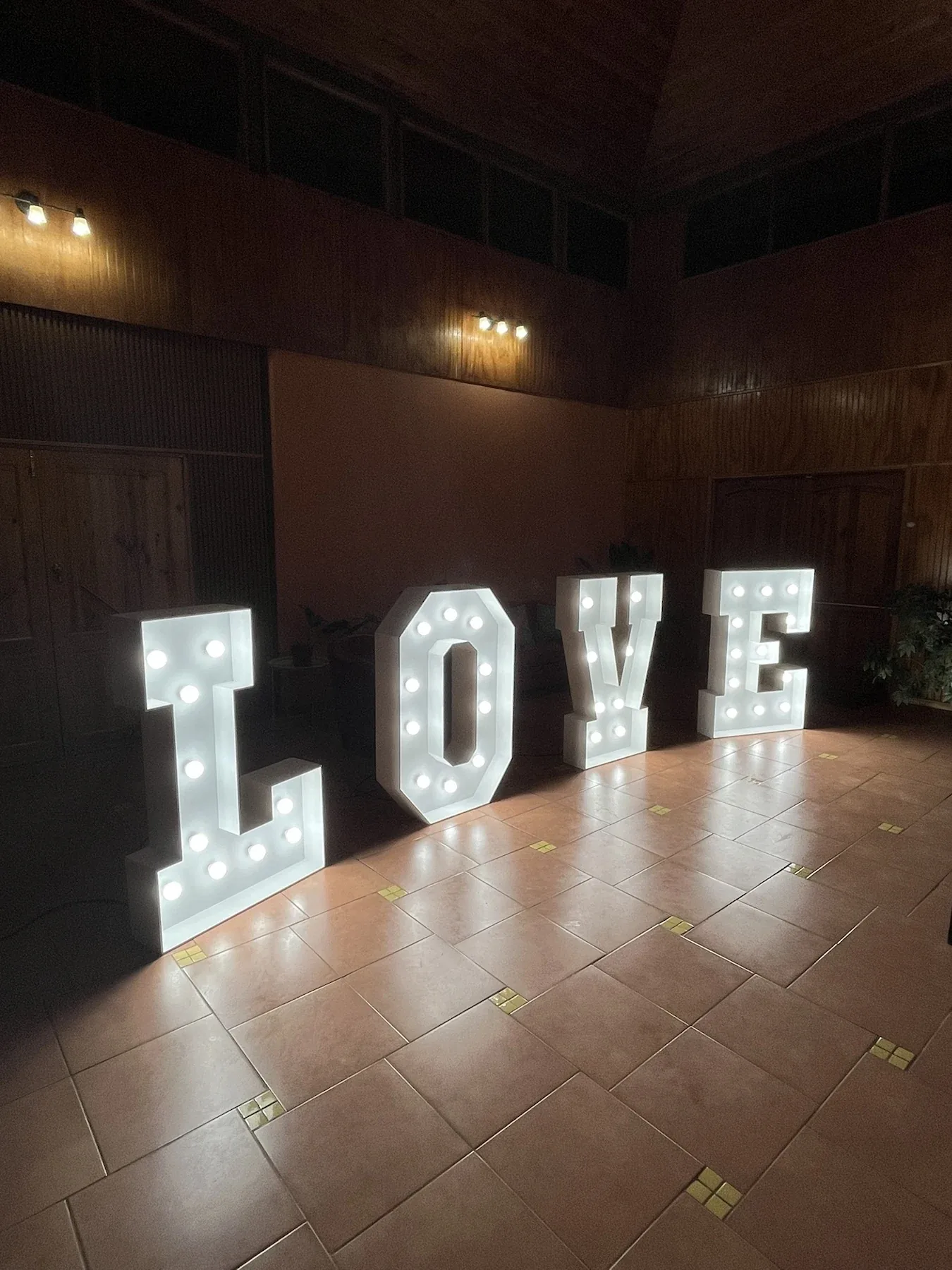 Letras LOVE Vintage instaladas en un salón