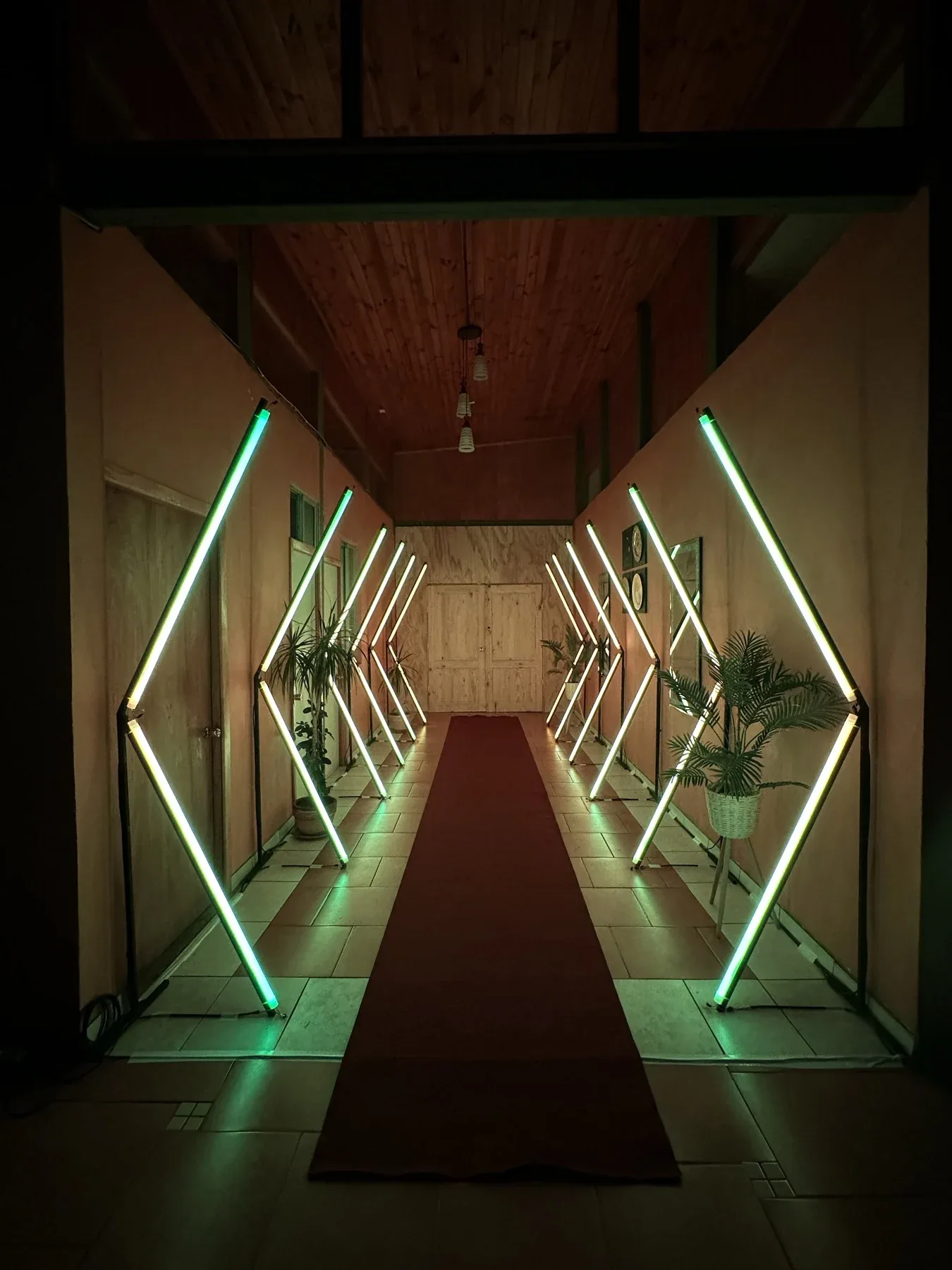 Túnel LED Pixel con iluminación verde y cálida