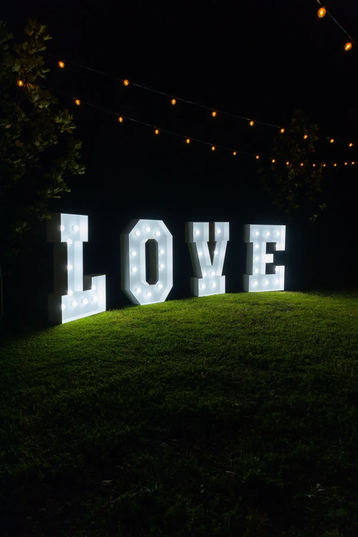 Perspectiva lateral de las letras LOVE Vintage